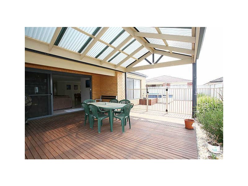 10 Thenford Close, Cranbourne East VIC 3977