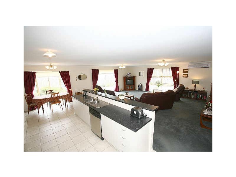 32 Brookland Greens Boulevard, Cranbourne VIC 3977