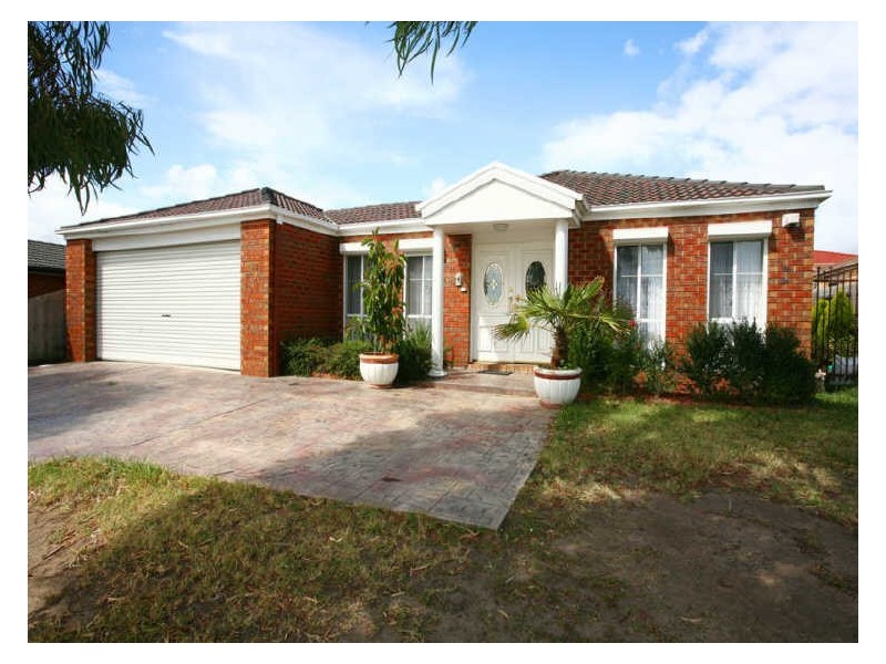 32 Banyalla Drive, Cranbourne VIC 3977