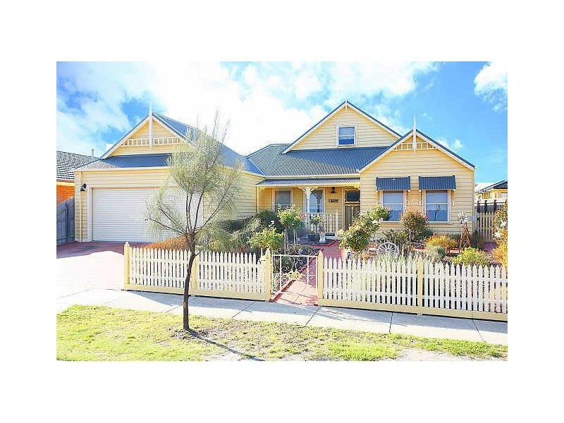 4 Saunton Drive, Cranbourne VIC 3977