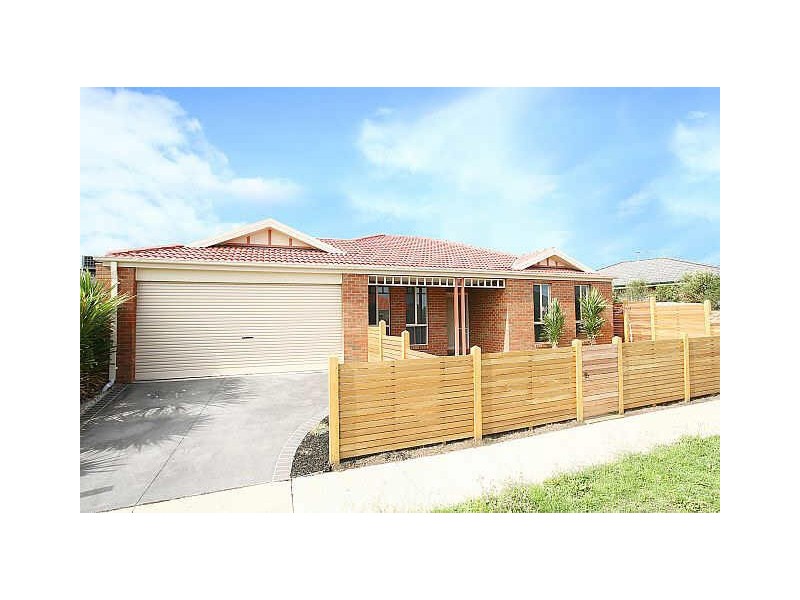 16 Bundoran Avenue, Cranbourne VIC 3977