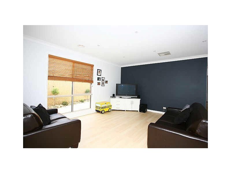 16 Bundoran Avenue, Cranbourne VIC 3977