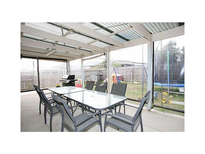 16 Bundoran Avenue, Cranbourne VIC 3977