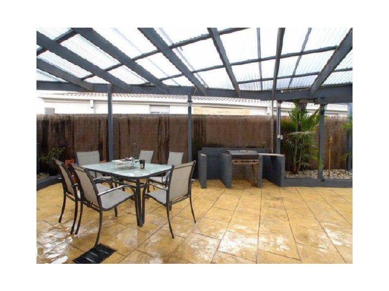 6 Brad Court, Cranbourne North VIC 3977