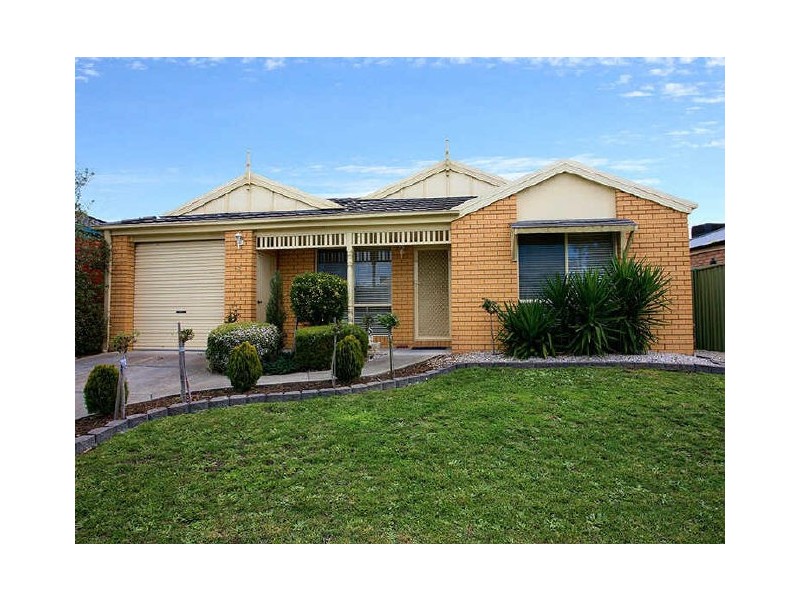 15 Houndsforth Street, Cranbourne East VIC 3977