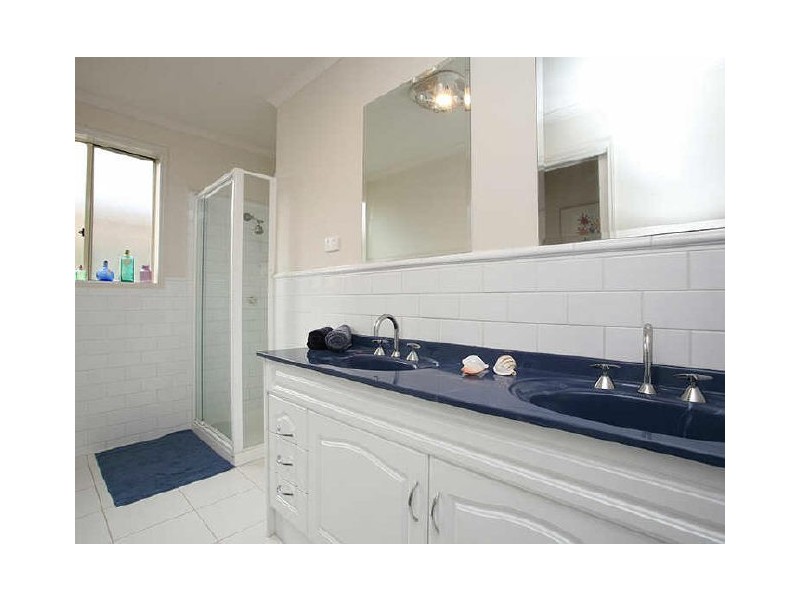 15 Houndsforth Street, Cranbourne East VIC 3977