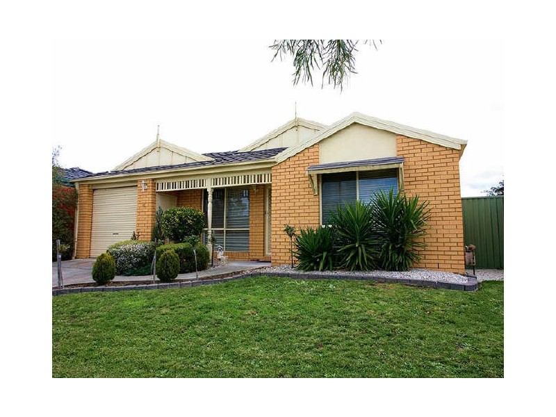 15 Houndsforth Street, Cranbourne East VIC 3977