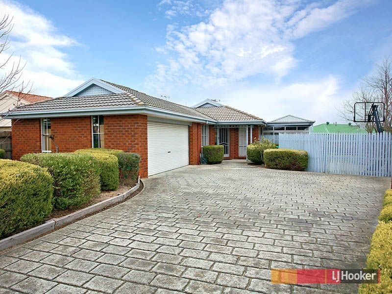8 Vincent Court, Cranbourne North VIC 3977