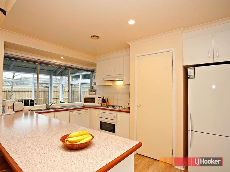 8 Vincent Court, Cranbourne North VIC 3977
