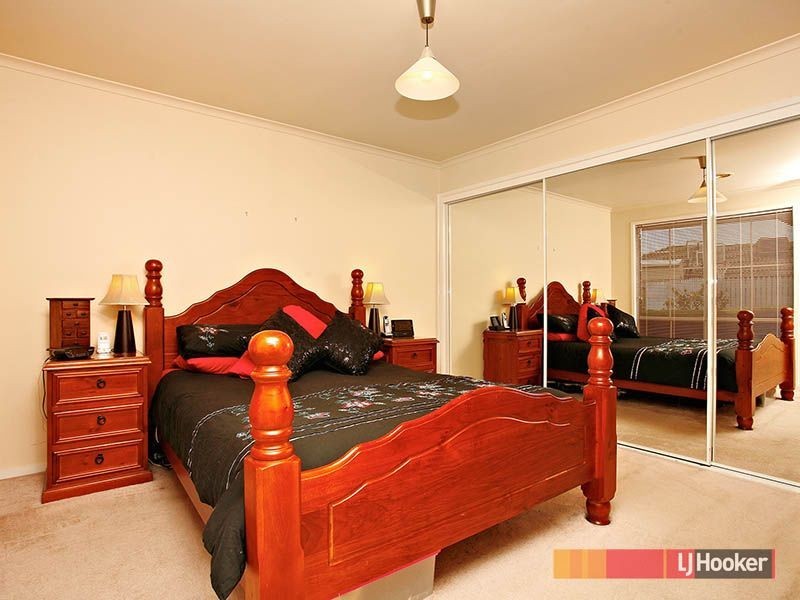 8 Vincent Court, Cranbourne North VIC 3977