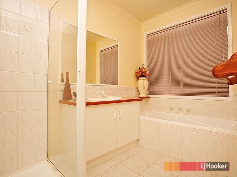 8 Vincent Court, Cranbourne North VIC 3977