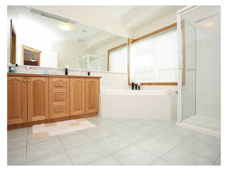 5 Huntingdale Close, Cranbourne VIC 3977