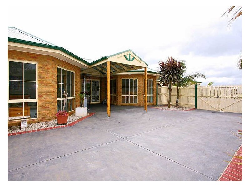 5 Huntingdale Close, Cranbourne VIC 3977