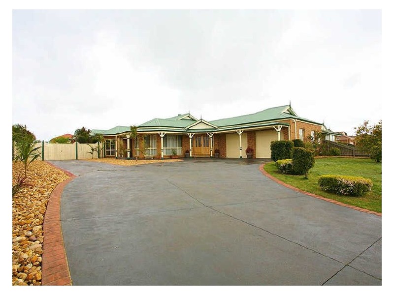 5 Huntingdale Close, Cranbourne VIC 3977