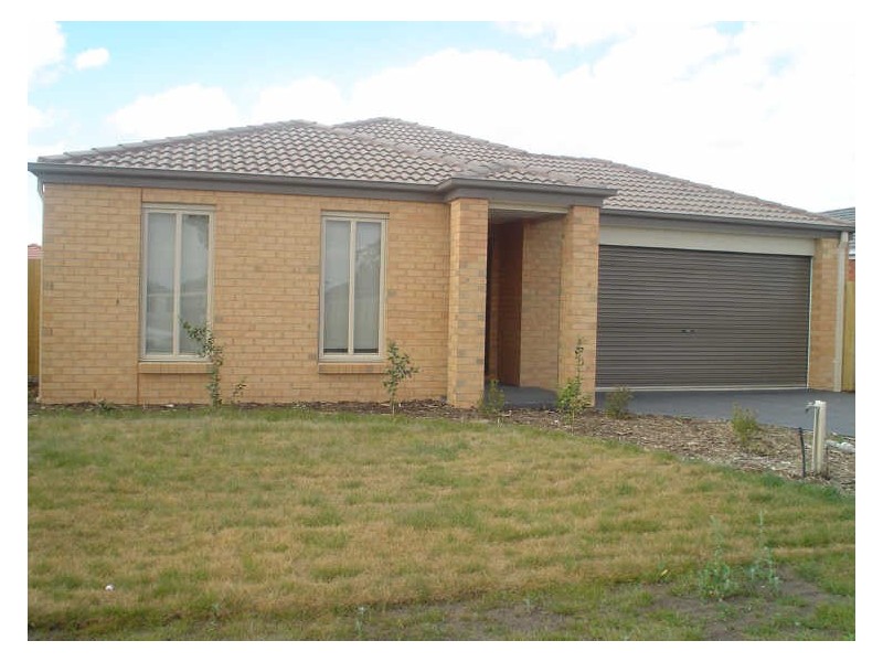 8 Kingsbarn Court, Cranbourne VIC 3977