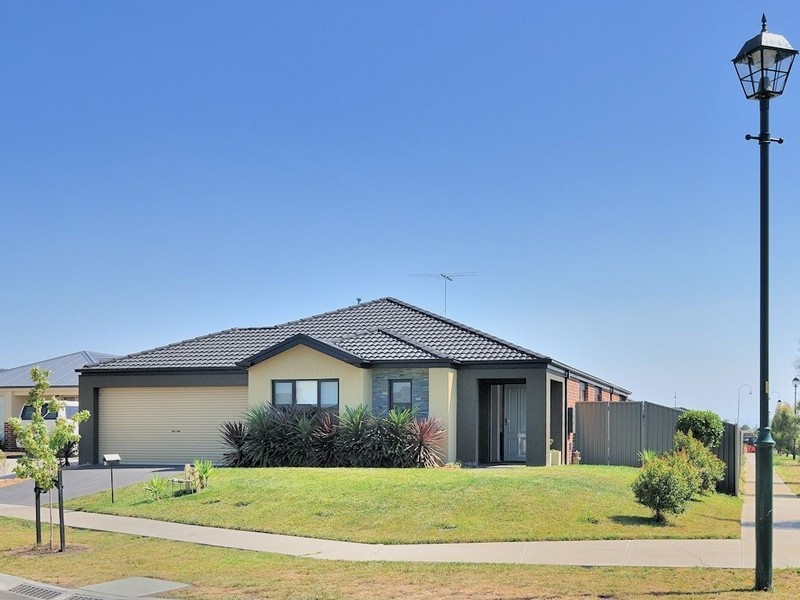 28 Maddock Drive, Cranbourne East VIC 3977