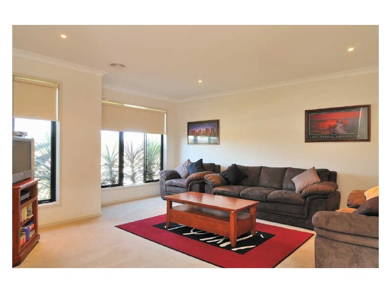 28 Maddock Drive, Cranbourne East VIC 3977