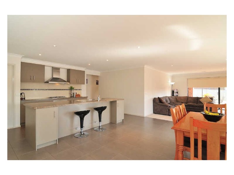 28 Maddock Drive, Cranbourne East VIC 3977