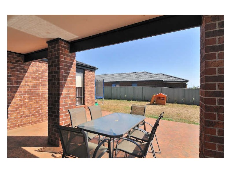 28 Maddock Drive, Cranbourne East VIC 3977