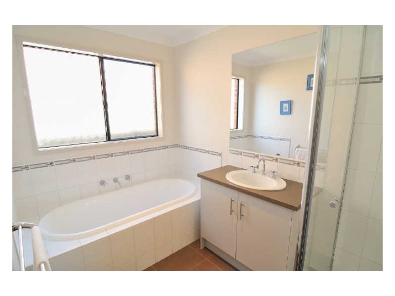 28 Maddock Drive, Cranbourne East VIC 3977