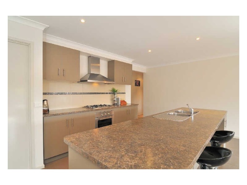 28 Maddock Drive, Cranbourne East VIC 3977