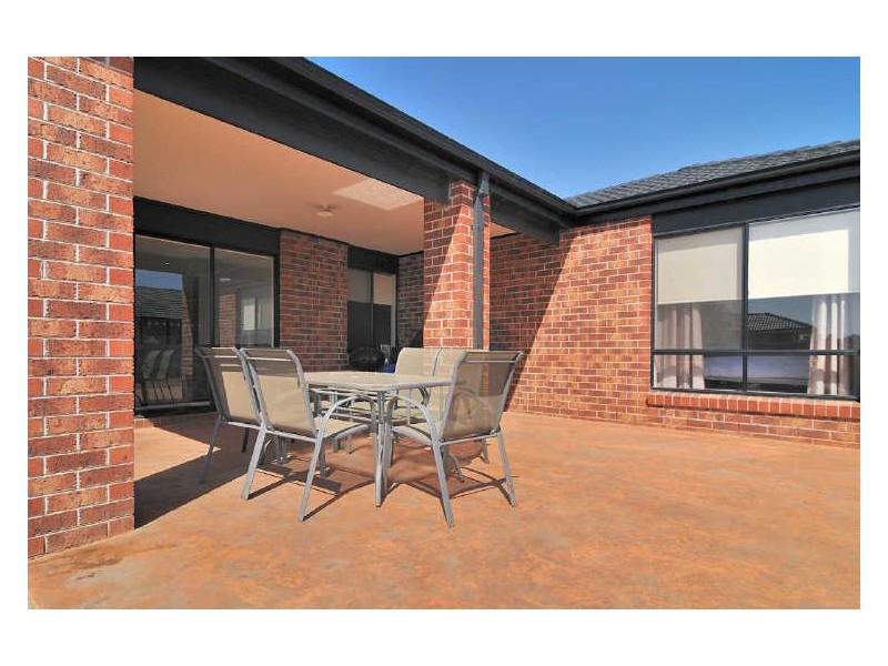 28 Maddock Drive, Cranbourne East VIC 3977