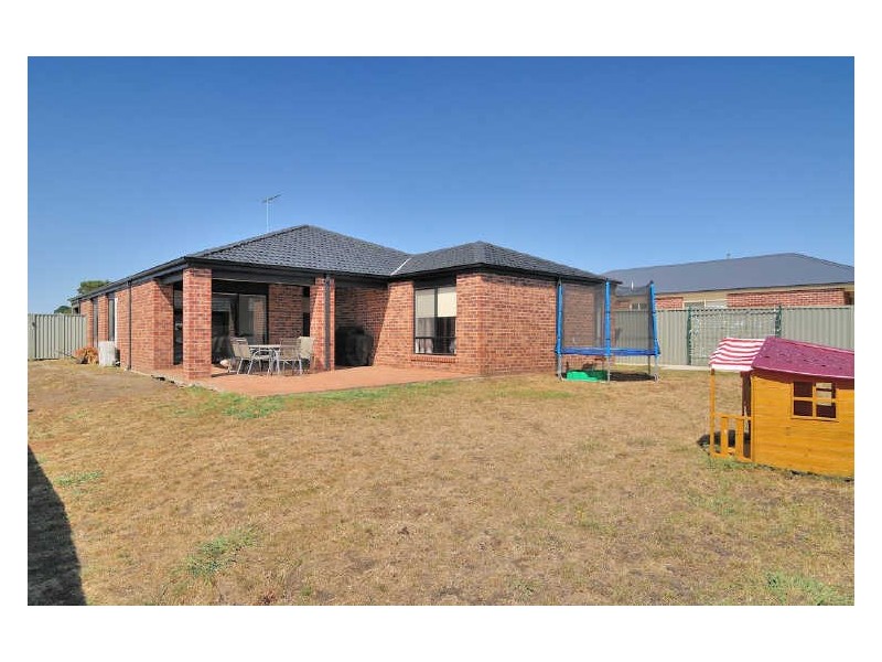 28 Maddock Drive, Cranbourne East VIC 3977