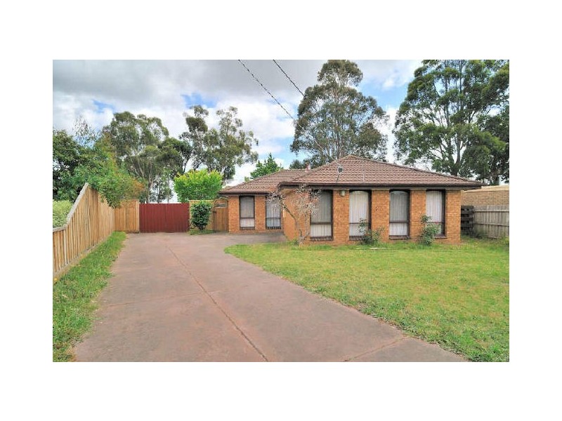 17 Farrer Close, Cranbourne VIC 3977