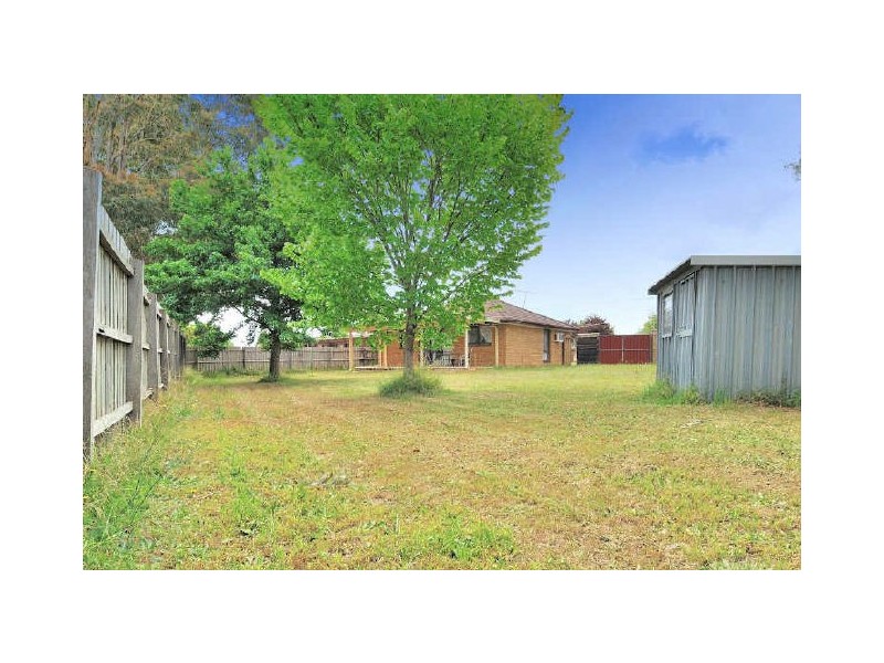 17 Farrer Close, Cranbourne VIC 3977