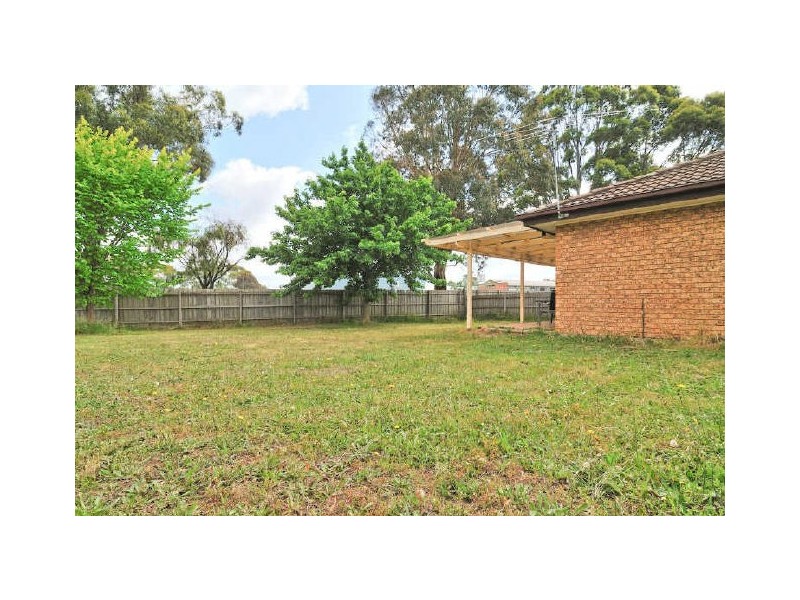 17 Farrer Close, Cranbourne VIC 3977