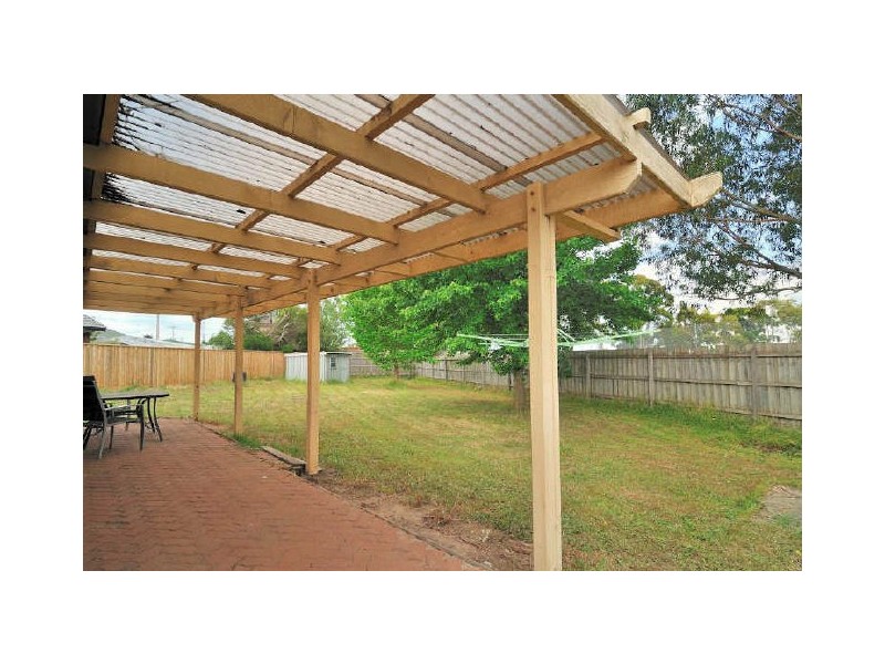 17 Farrer Close, Cranbourne VIC 3977