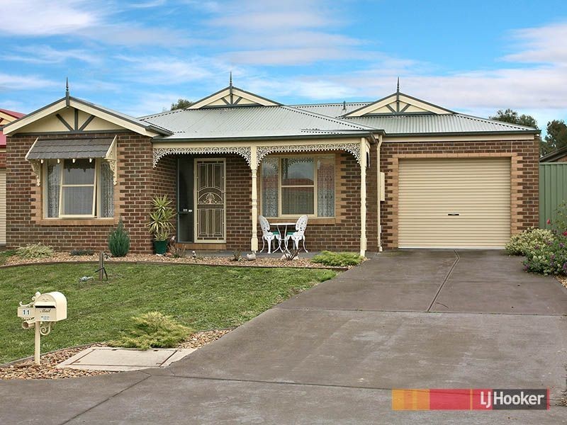 11 Horsham Drive, Cranbourne East VIC 3977