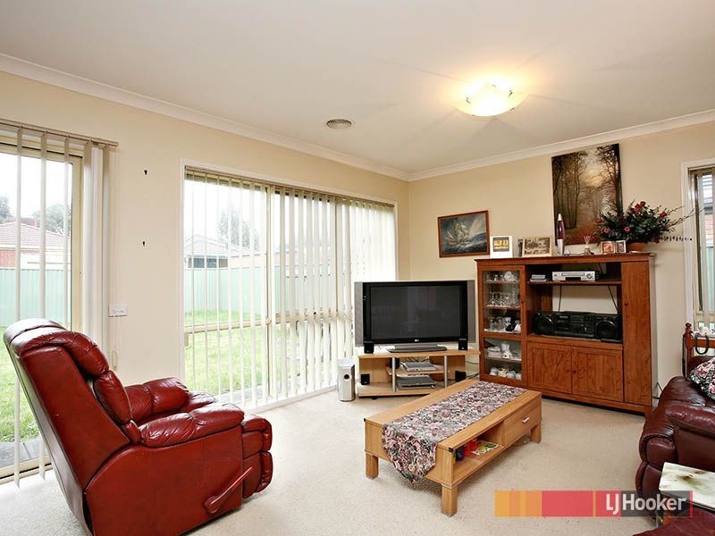11 Horsham Drive, Cranbourne East VIC 3977