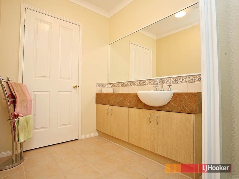 11 Horsham Drive, Cranbourne East VIC 3977