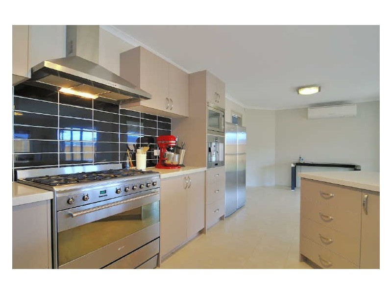 27 Wild Scotchman Way, Cranbourne East VIC 3977