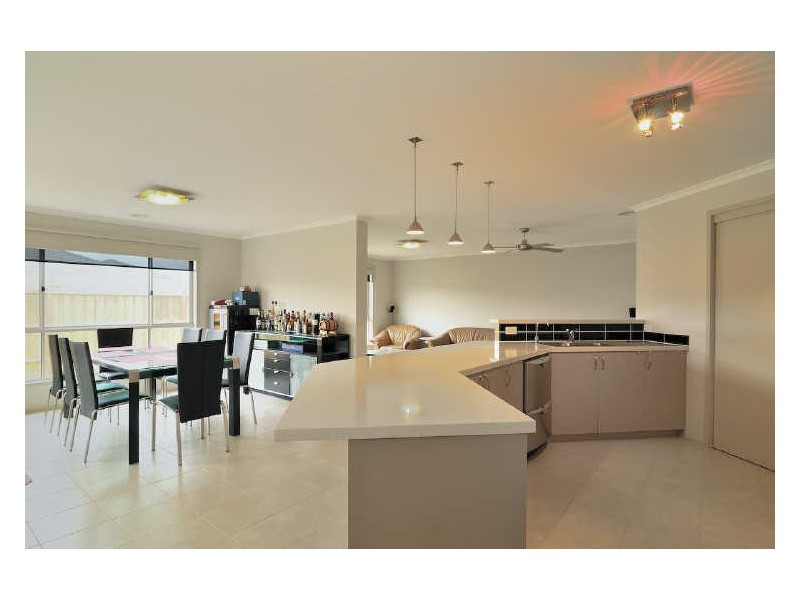 27 Wild Scotchman Way, Cranbourne East VIC 3977