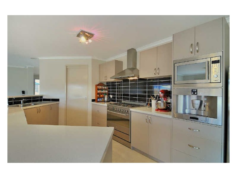 27 Wild Scotchman Way, Cranbourne East VIC 3977