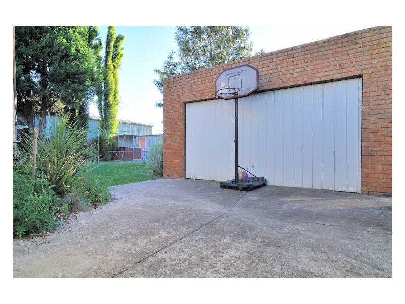 110 Lesdon Avenue, Cranbourne VIC 3977