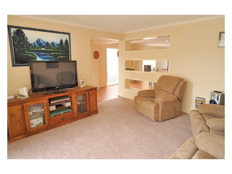 8 Oak Post Place, Cranbourne East VIC 3977