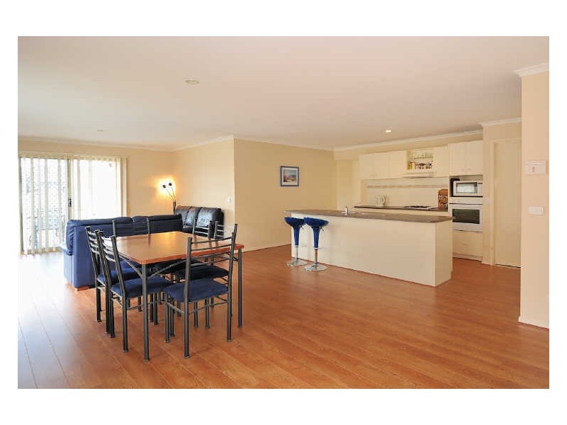 8 Oak Post Place, Cranbourne East VIC 3977