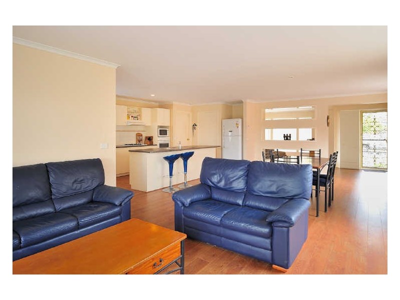 8 Oak Post Place, Cranbourne East VIC 3977