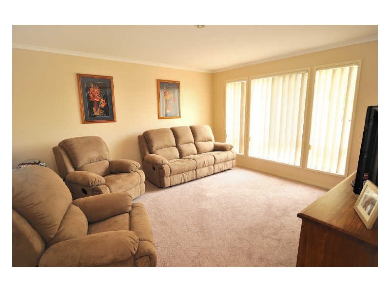 8 Oak Post Place, Cranbourne East VIC 3977