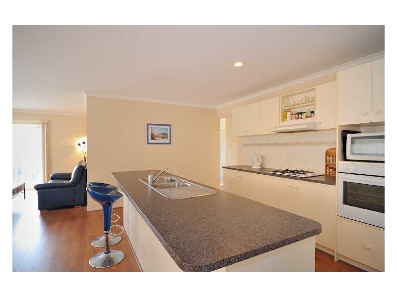 8 Oak Post Place, Cranbourne East VIC 3977