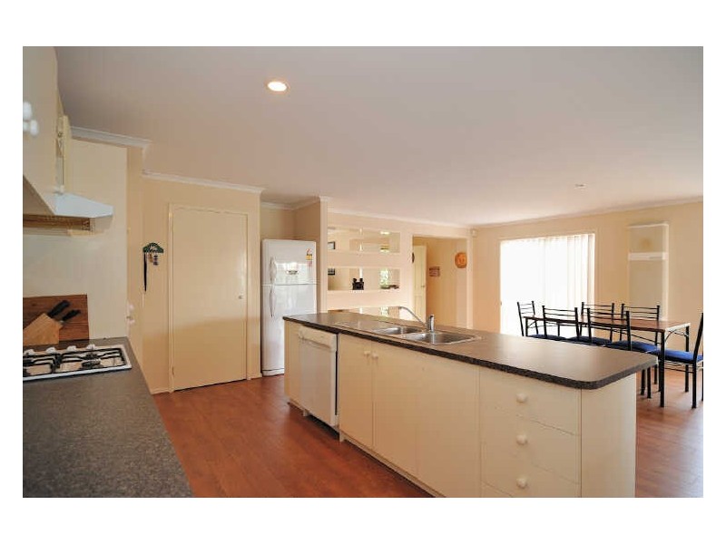 8 Oak Post Place, Cranbourne East VIC 3977