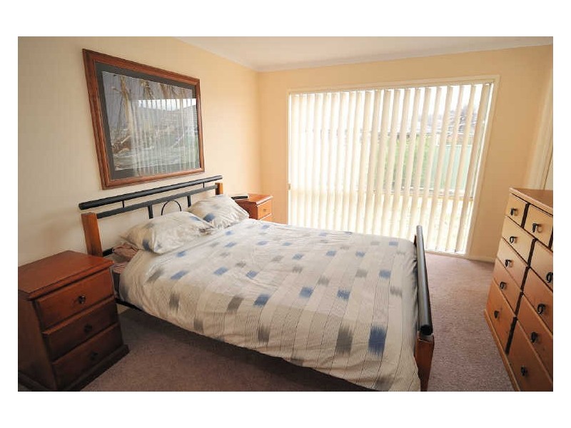 8 Oak Post Place, Cranbourne East VIC 3977