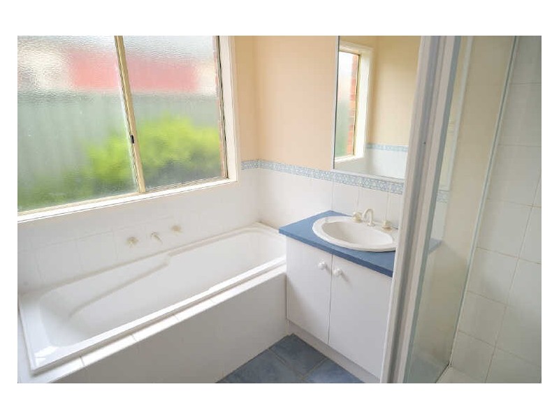 8 Oak Post Place, Cranbourne East VIC 3977