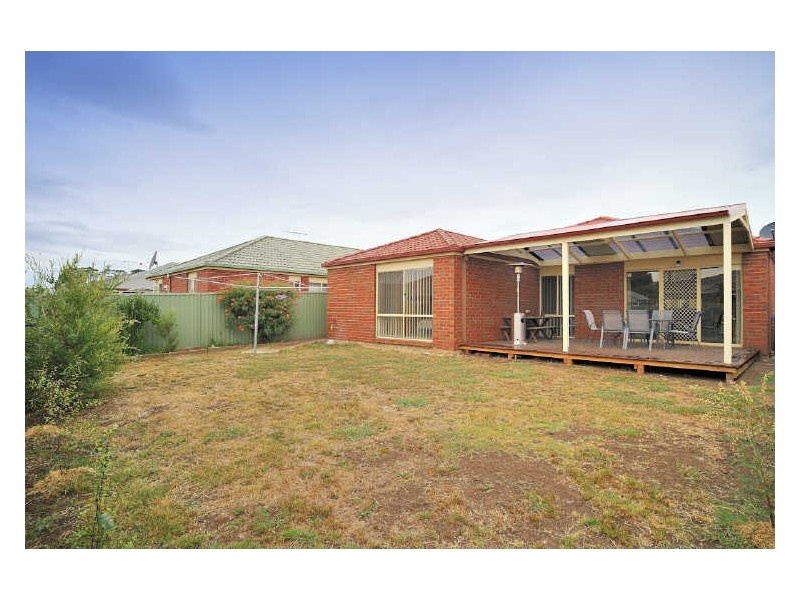 8 Oak Post Place, Cranbourne East VIC 3977