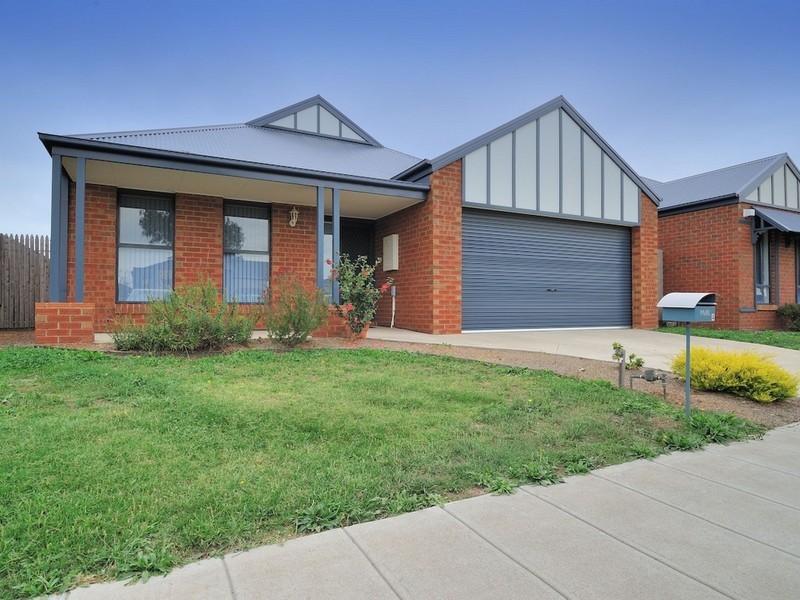 4 Hal Porter Terrace, Lynbrook VIC 3975