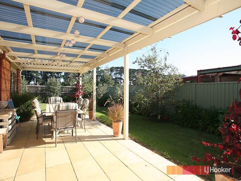 16 Greenock Crescent, Cranbourne East VIC 3977