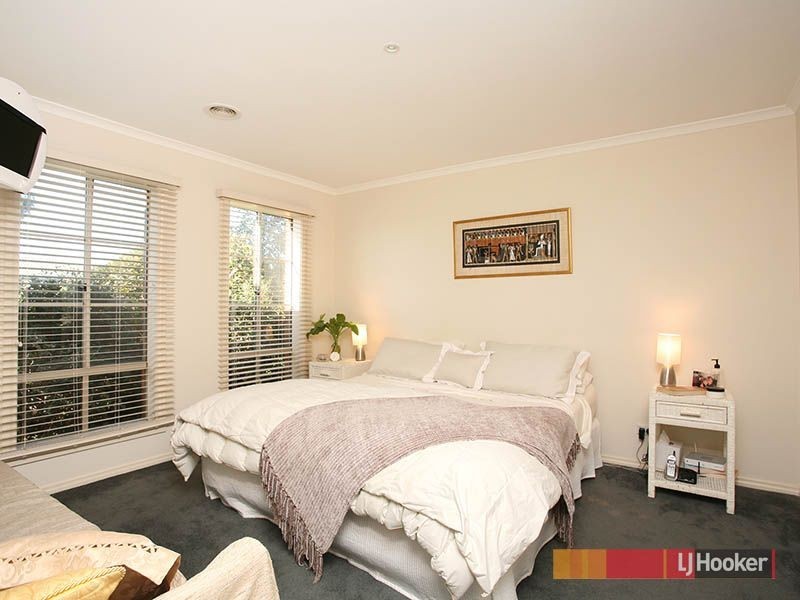 16 Greenock Crescent, Cranbourne East VIC 3977